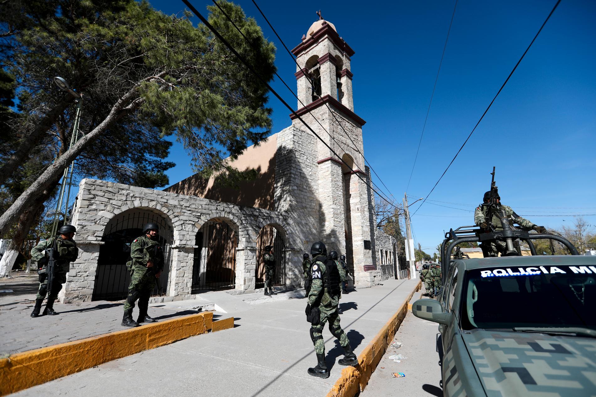 Nationalgardssoldater på plats i Villa Unión inför ett besök av delstatens guvernör efter helgens dåd.