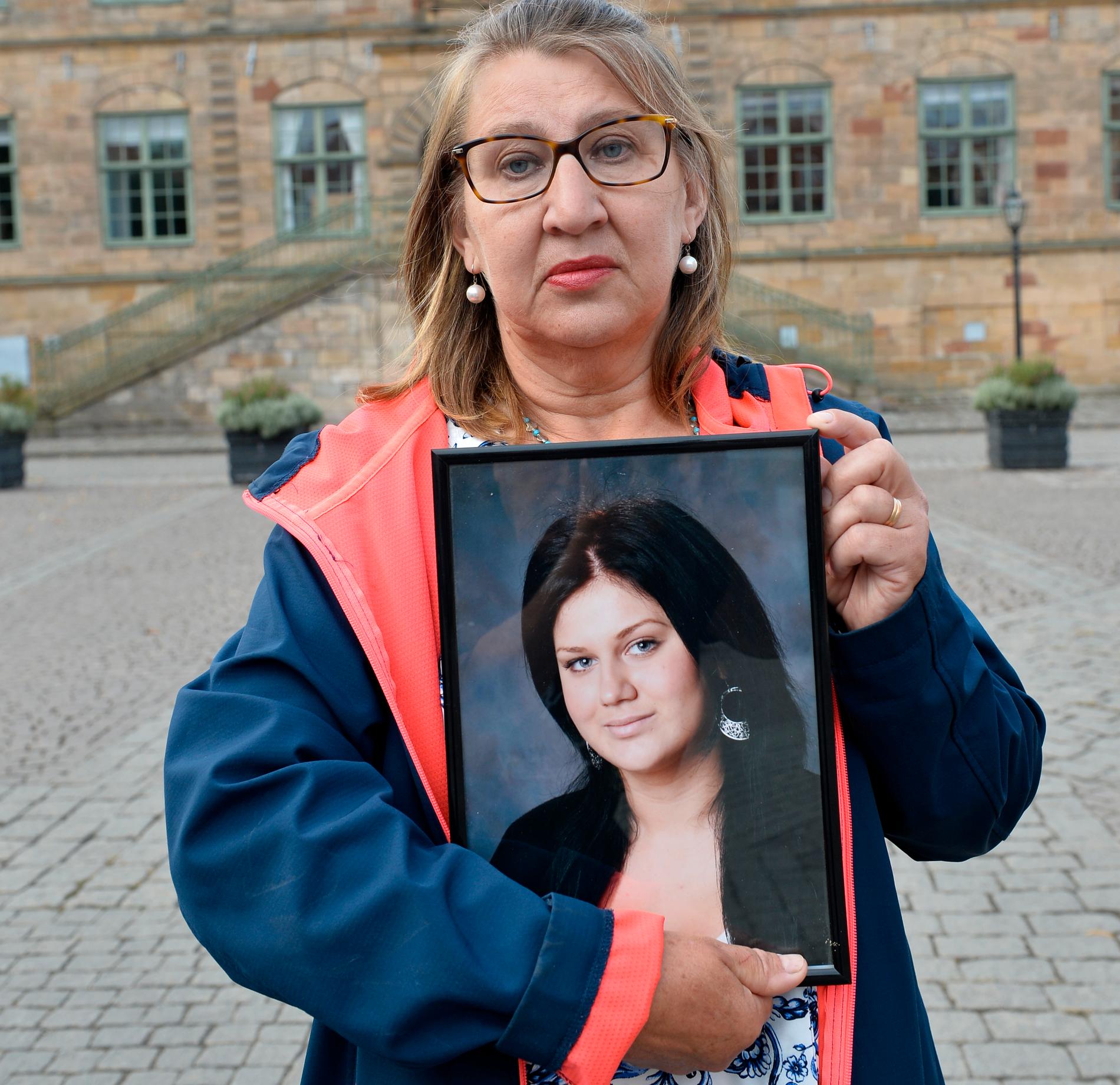 Gunilla Tholander med en bild på sin mördade dotter vid hovrätten.