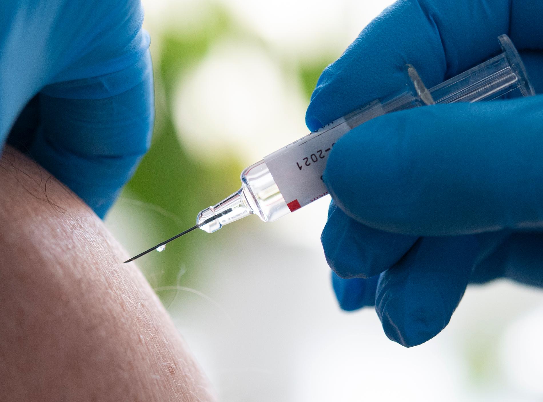 En person blir vaccinerad med årets influensavaccin på en vaccinationsmottagning i Stockholm
