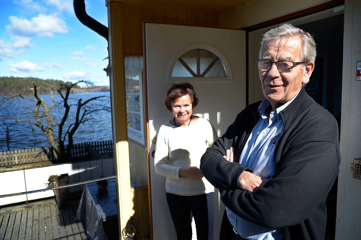 "De som  bor i mer välsituerade områden sätter större värde på båt och vatten", säger Peter Althin, som bor i en bostadsrätt i Mälarhöjden med hustrun Birgit.
