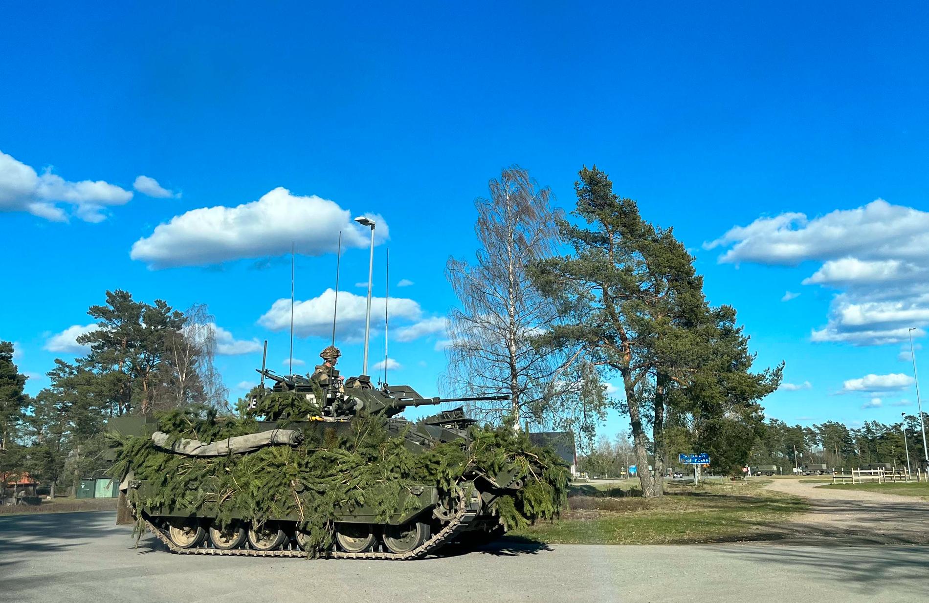 Olika militärfordon är en vanlig syn i Eksjö där Försvarsmakten har ett regemente.