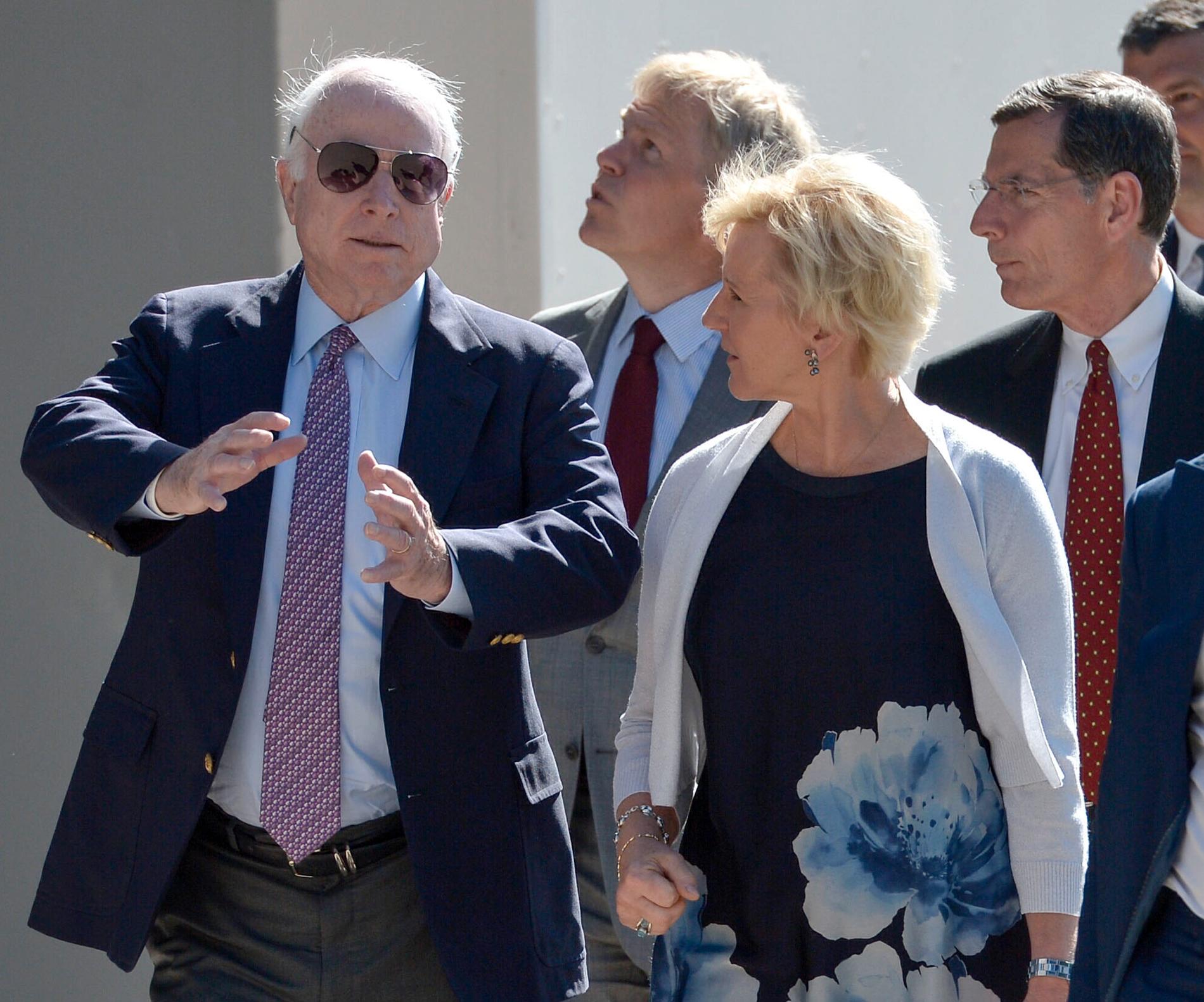 Senator John McCain och utrikesminister Margot Wallström (S) under McCains besök i Sverige 2015. Arkivbild.