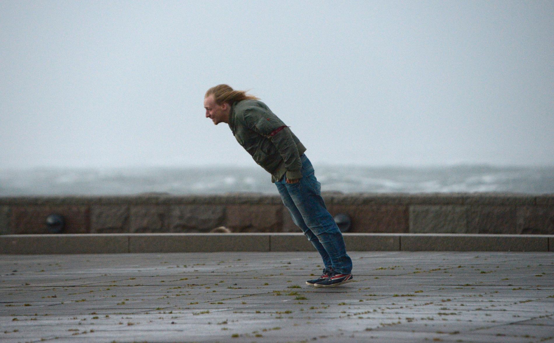 Nej, det blir inte riktigt lika blåsigt som under stormen Simone 20013 då man kunde ”vindsurfa” i Scaniaparken i Malmö, med det blir mycket hårda vindar över Skåne. 