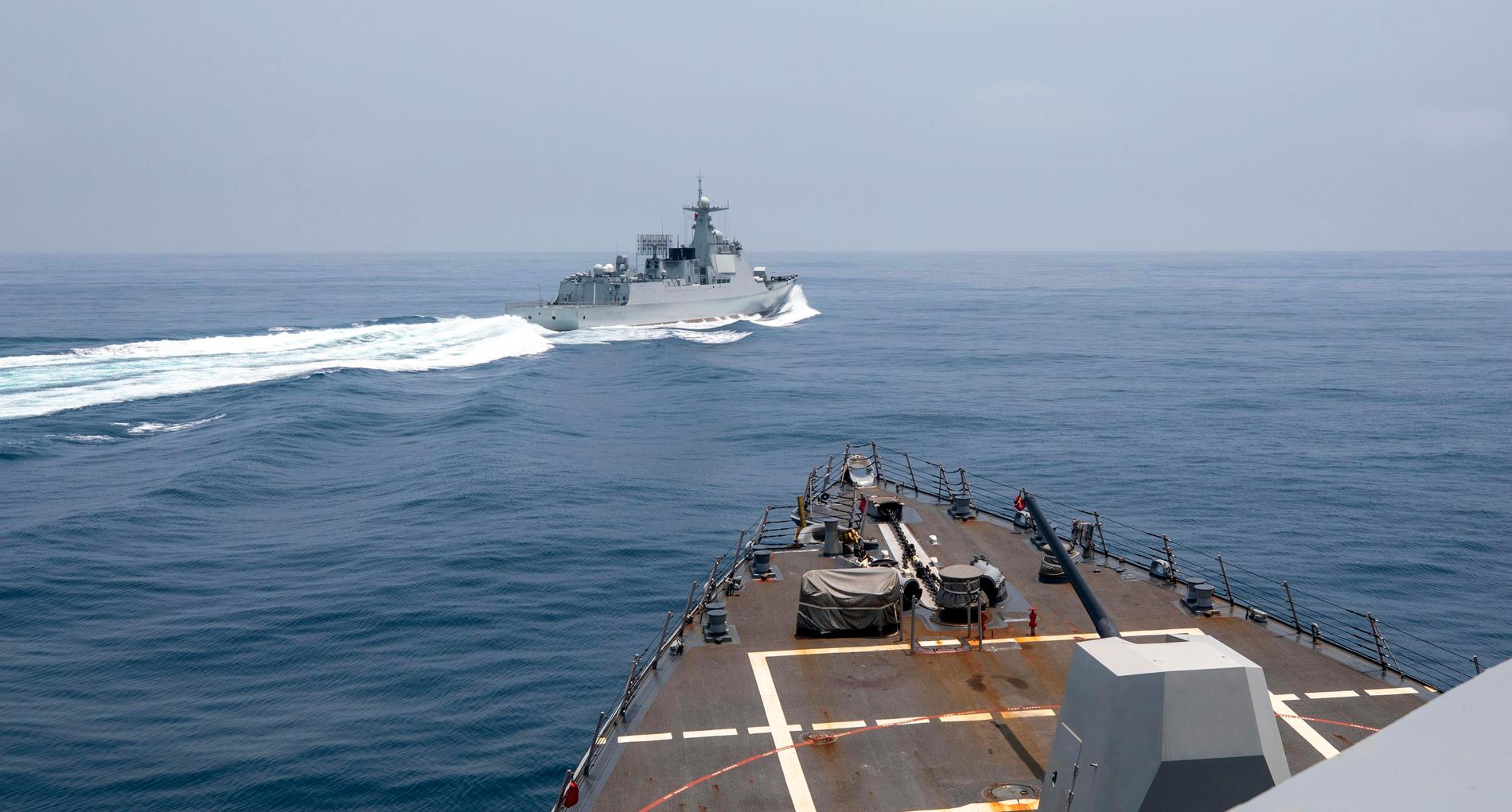 Amerikanska flottans bild av ett kinesiskt fartyg som gör en ”osäker manöver” i sundet mellan Taiwan och Kina.