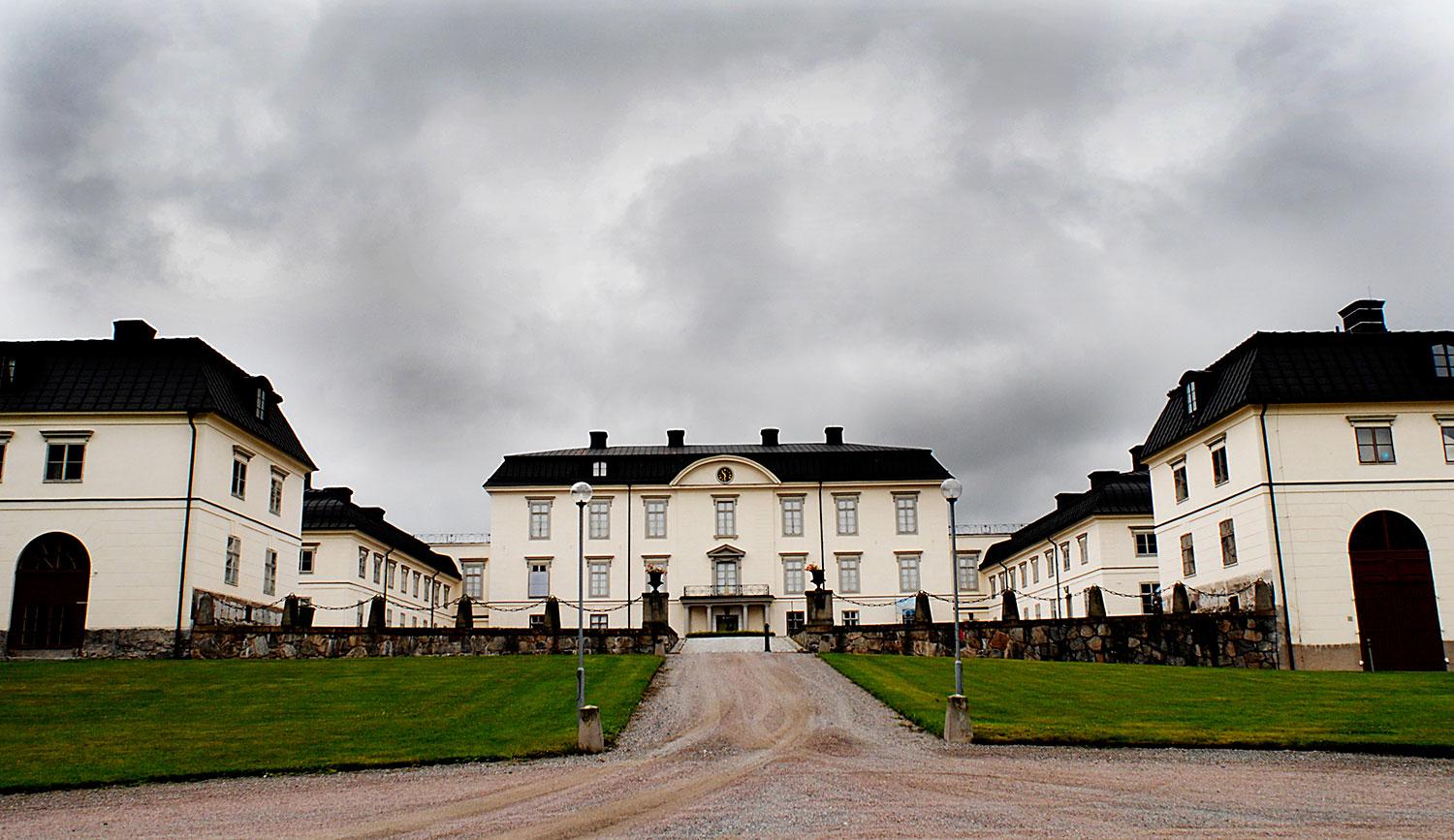 Mikael Sackleen flyttade in i köksflygeln på Rosersbergs slott, norr om Stockholm – ett av de slott han i egenskap av fastighetschef själv ansvarade för.