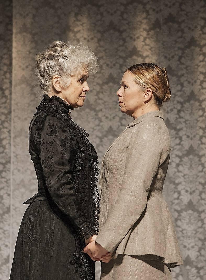 Anita Wall och Görel Crona som mor och dotter i ”Moster Malvina” på Strindbergs Intima Teater i Stockholm.