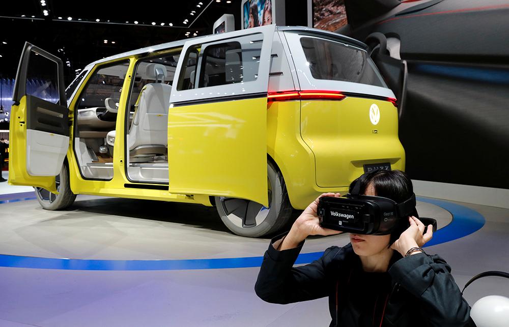 VR och folkabussen. En besökare studerar Volkswagens eldrivna koncept I.D. från utsidan och tar en tur invändigt i VR-ögon.