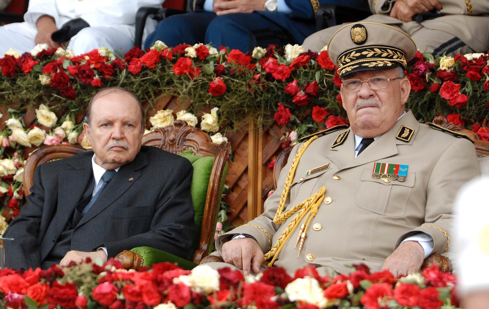 Algeriets expresident Abdelaziz Bouteflika och arméchefen Ahmed Gaïd Salah. Arkivbild.