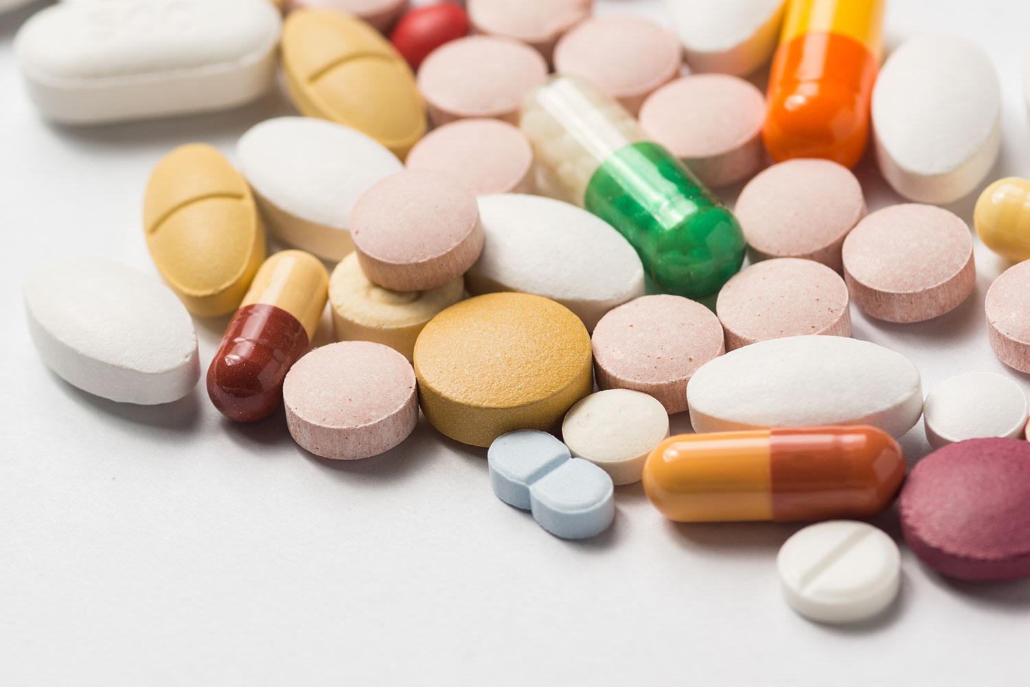 ”Bäst vore om man kunde förstatliga läkemedelsindustrin”, säger överläkare Peik Gustafsson.
