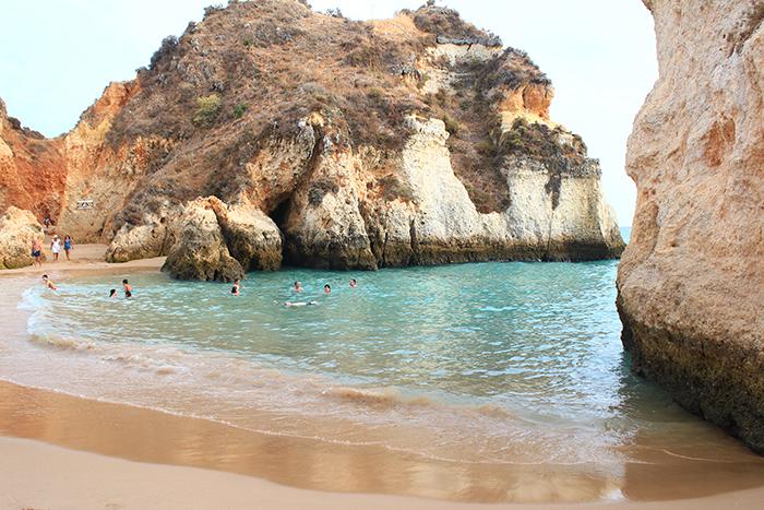 Vid Algarvekusten finns det flera ständer att bada vid. 