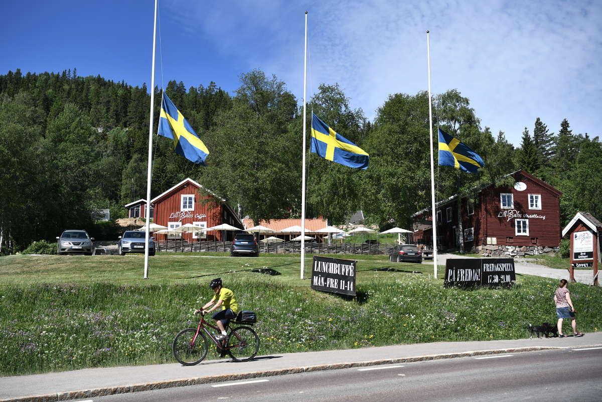 Flagorna är på halv stång på Järvsö.