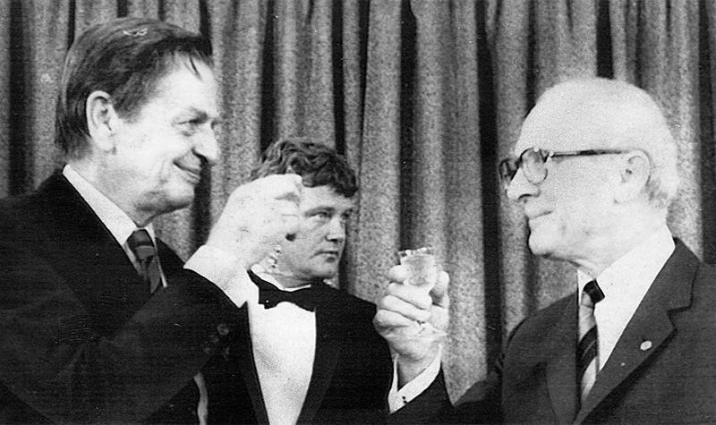 schnaps Statsminister Olof Palme ­skålar med DDR-ledaren Erich Honecker 1984.