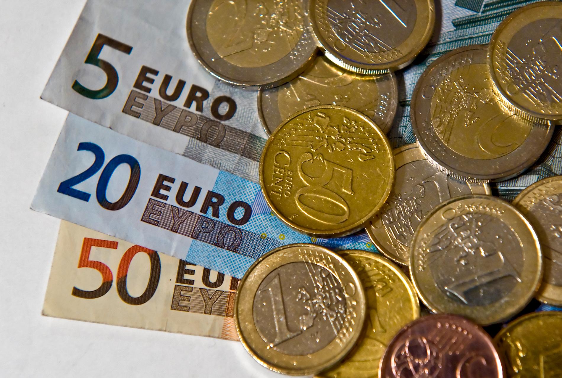 En majoritet av svenskarna är fortfarande emot att byta ut kronan mot euron.