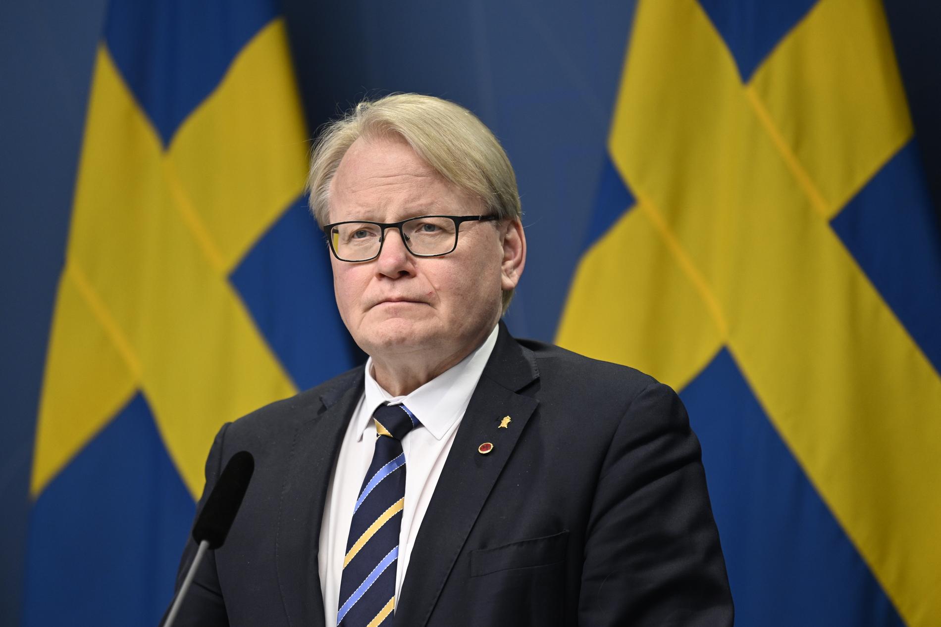 Regeringen har beslutat om ytterligare ett stödpaket till Ukraina till ett värde av 500 miljoner kronor. Det meddelade försvarsminister Peter Hultqvist (S) på torsdagen.