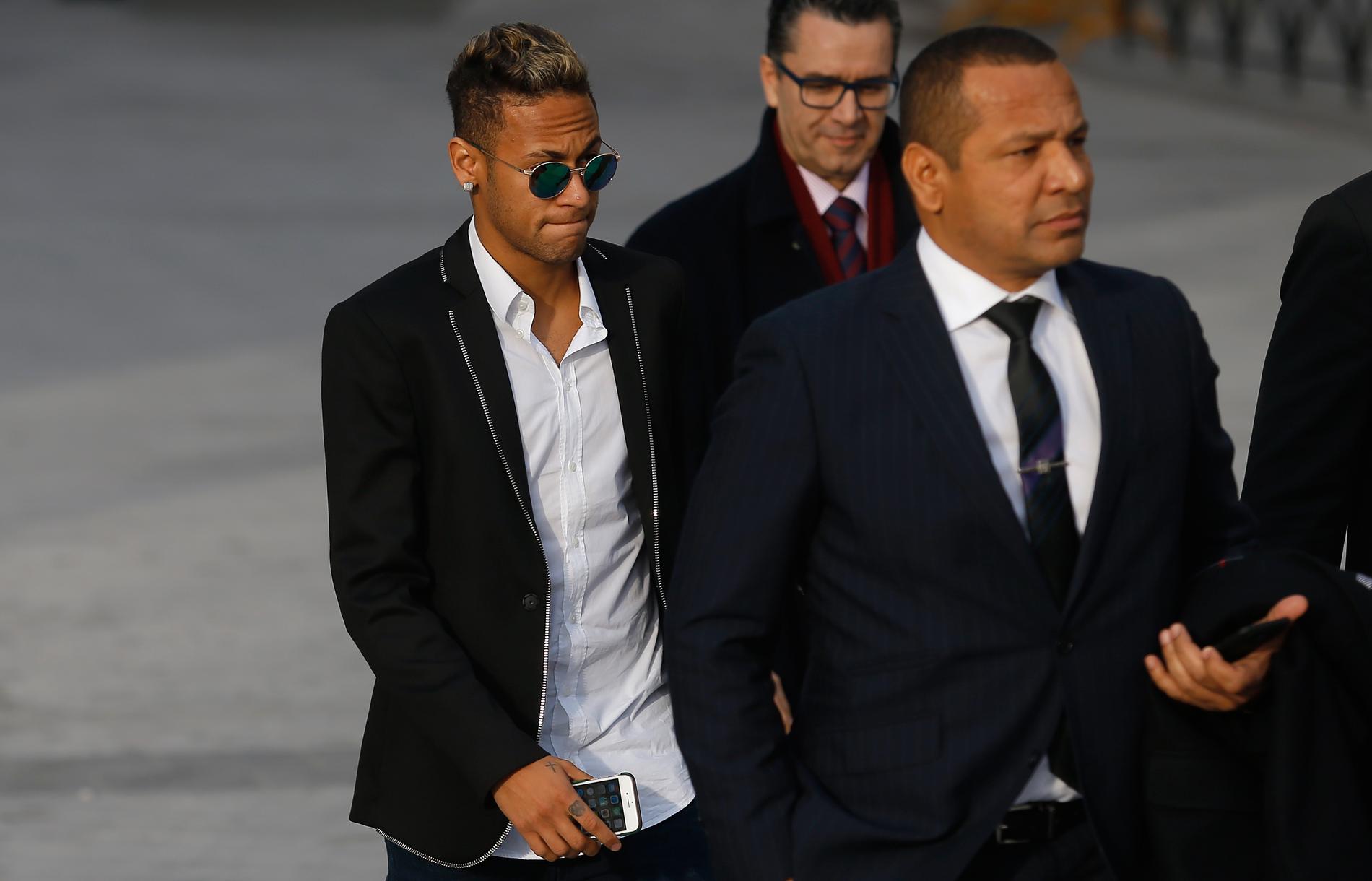 Neymar Jr och Sr inför rättegången gällande övergången till Barcelona.