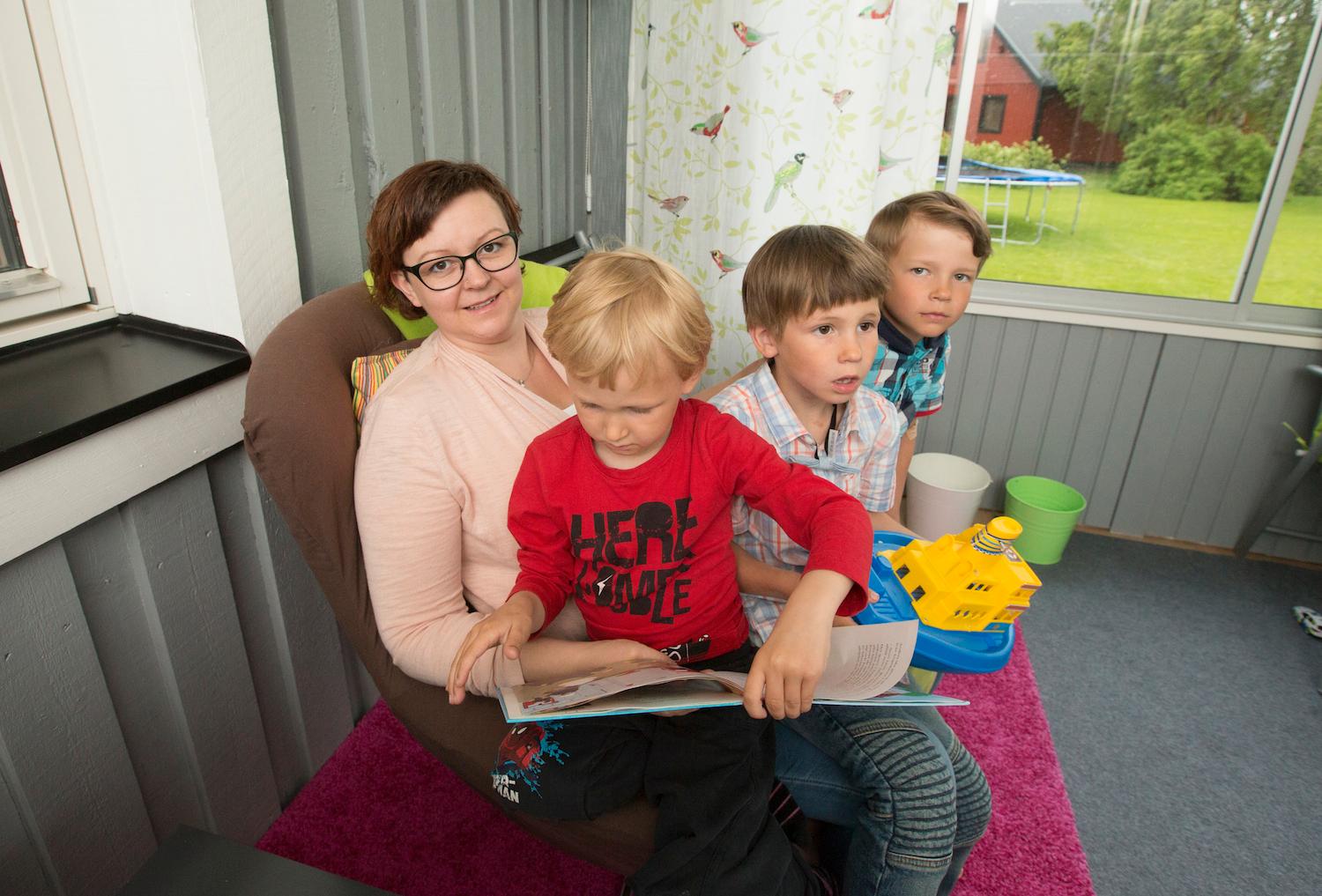 Carina Ekman när Aftonbladet intervjuade henne sommaren 2016. Här tillsammans med sina tre barn Stig, 4, Sten, 6, och Sixten, då 8.