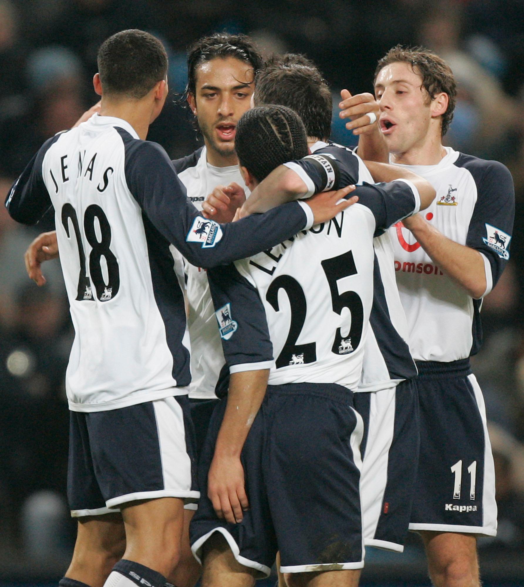 Mido (tvåa från vänster) firar med resten av laget efter mål mot Manchester City.