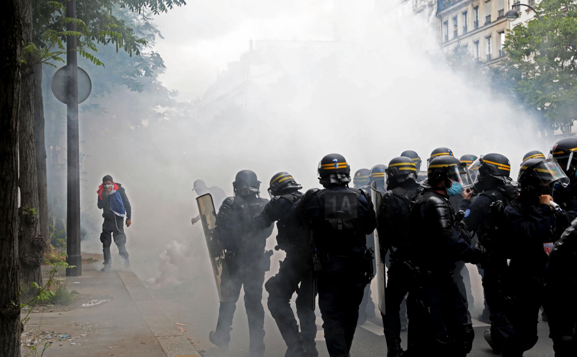 Tårgas sattes in mot demonstranter i Paris på lördagen.