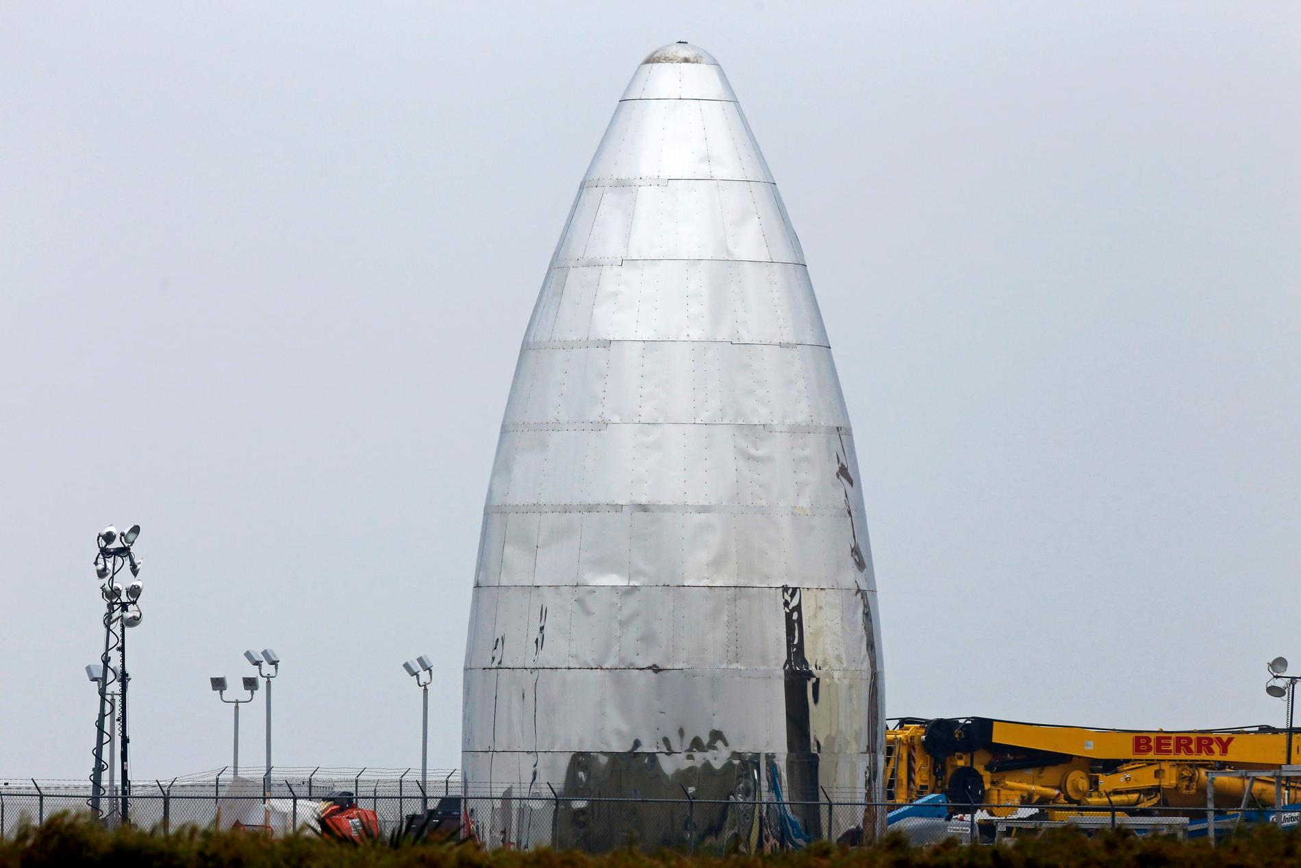 Prototypen för rymdraketen Starship står på testanläggningen Boca Chica Beach i Texas.  