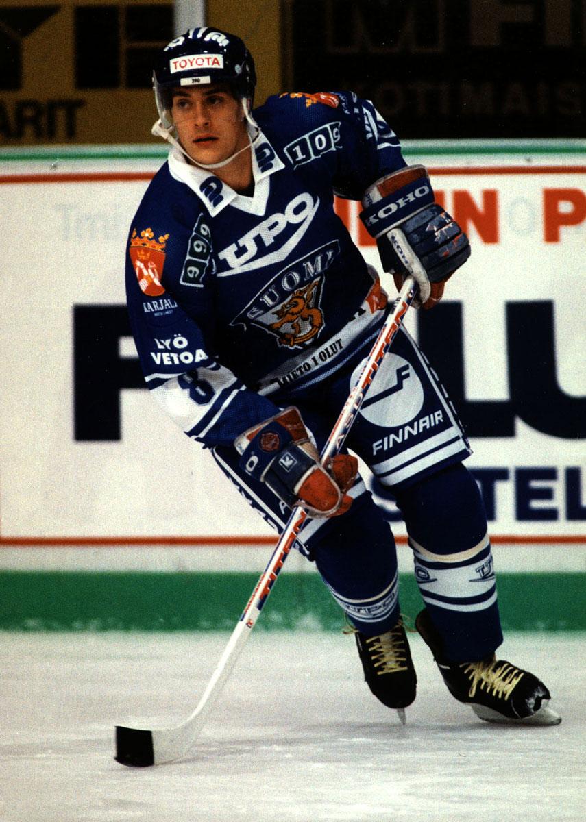 En ung Teemu Selänne i finska landslaget.