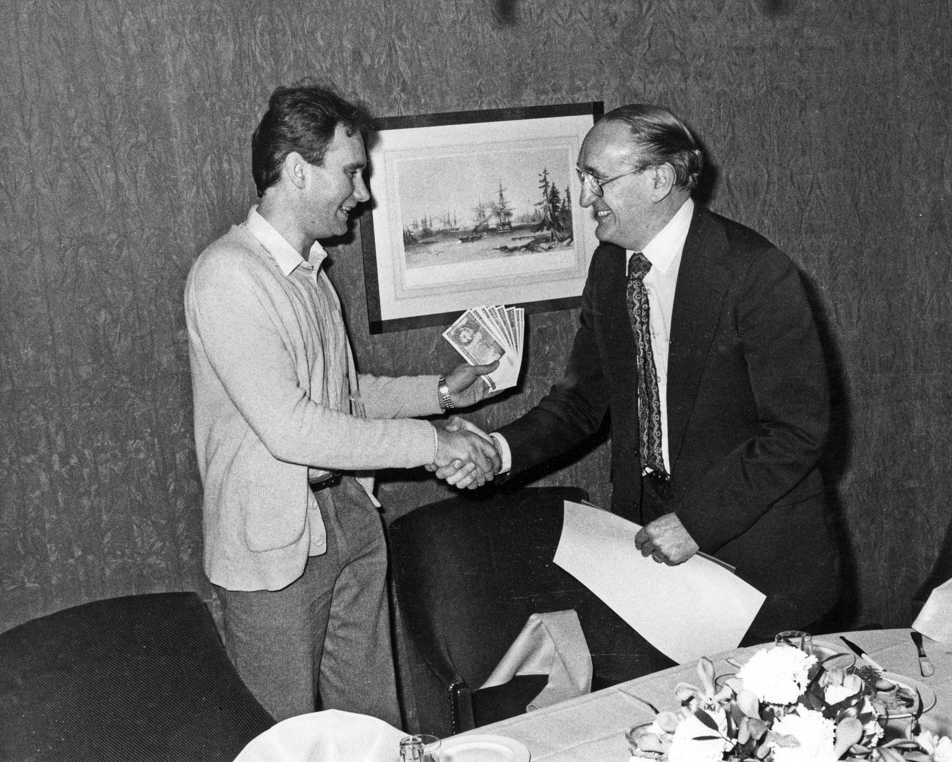Willy Granqvist tilldelas Aftonbladets litteraturpris, 1982. Till höger kulturredaktören Axel Liffner.