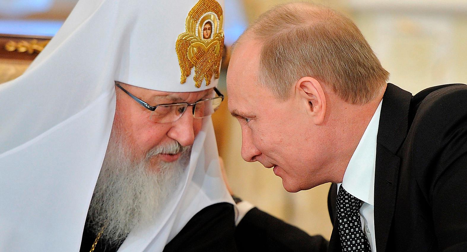 Vladimir Putin i samspråk med patriarken av rysk-ortodoxa kyrkan. 