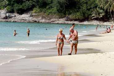 Turisterna återvänder sakta till Phuket - men på stranden är det ännu långt mellan badhanddukarna.