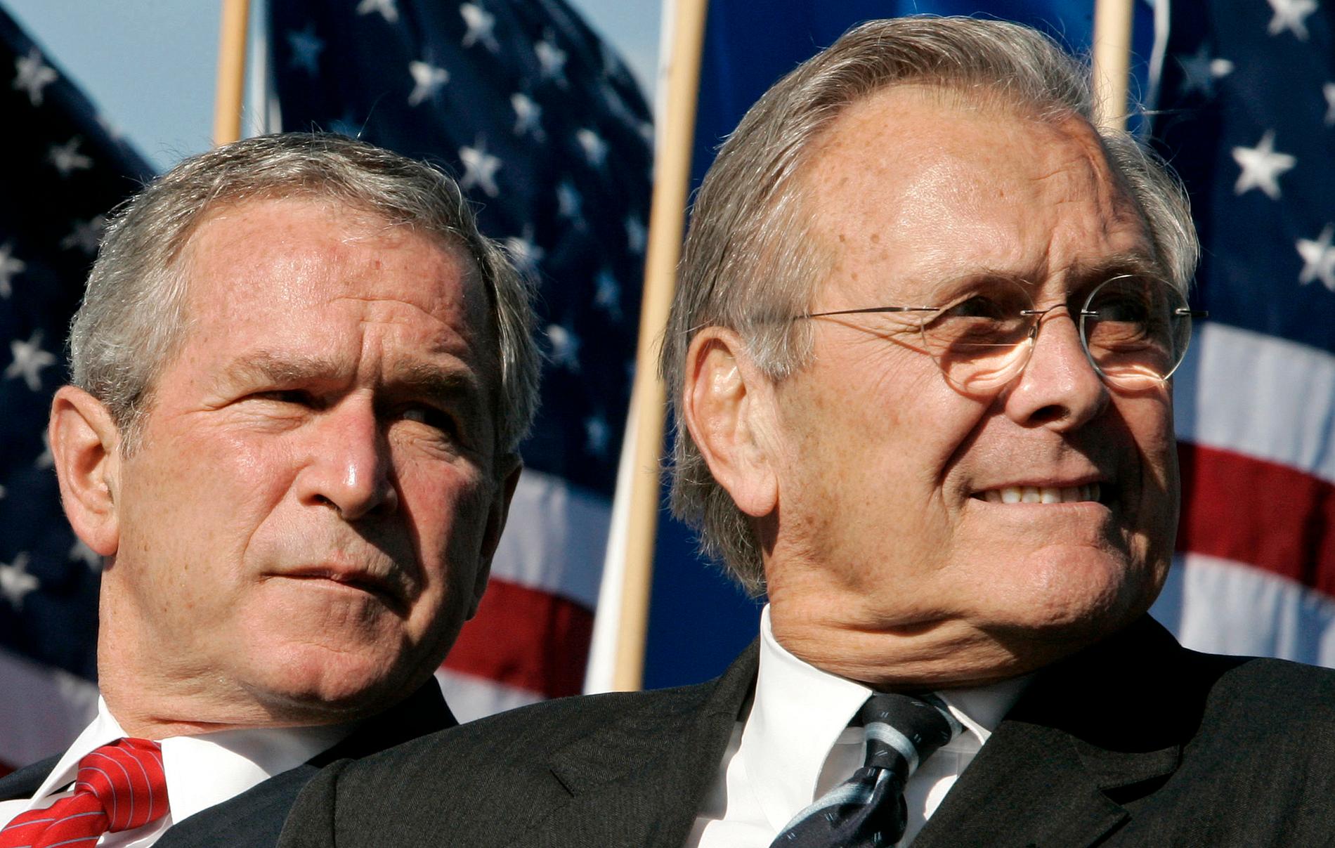 President George W Bush och försvarsminister Donald Rumsfeld startade kriget i Afghanistan år 2001. Arkivbild från 2006.