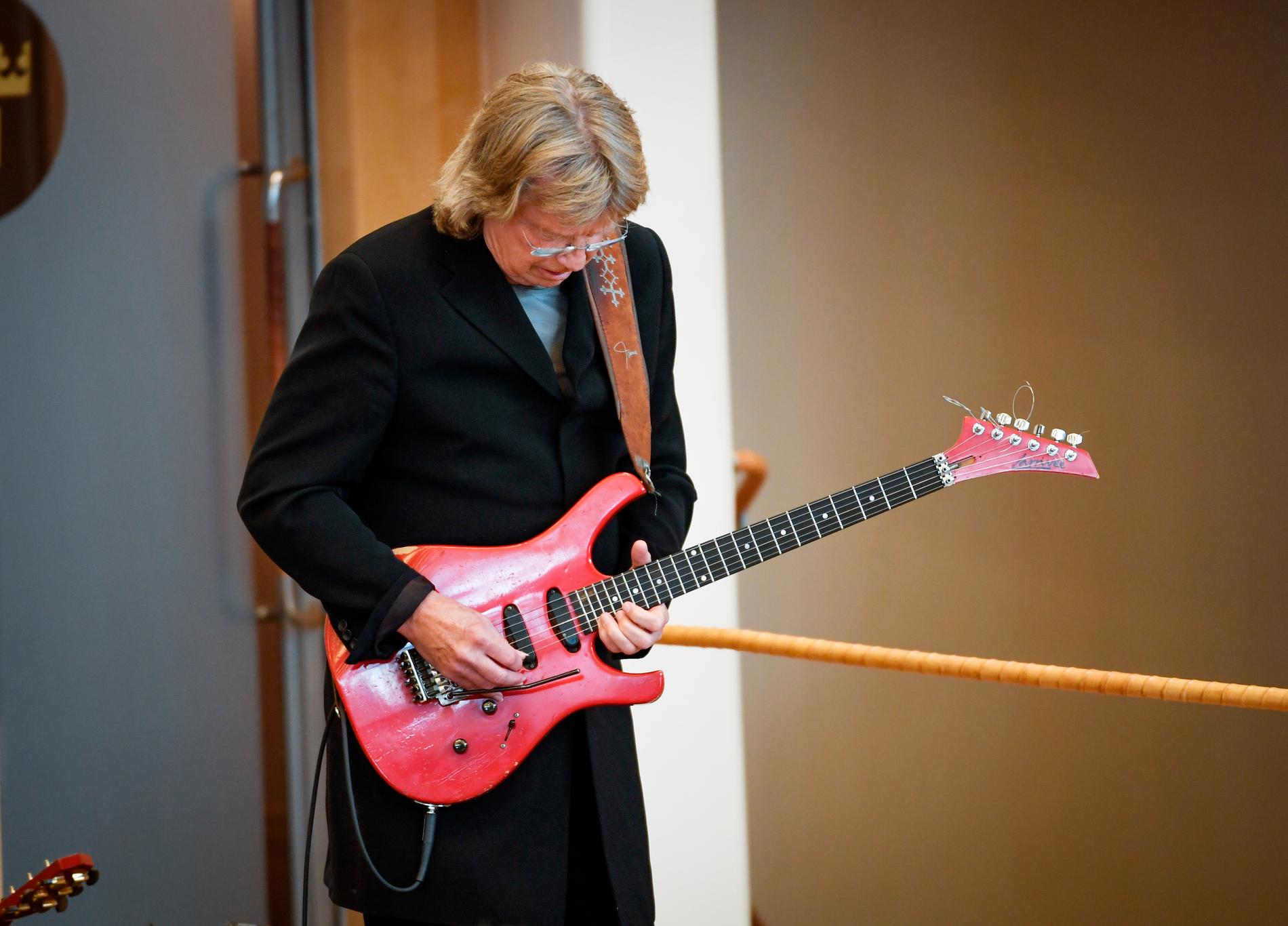 Janne Scaffers röda gitarr är stulen. Nu pressas han på pengar. 