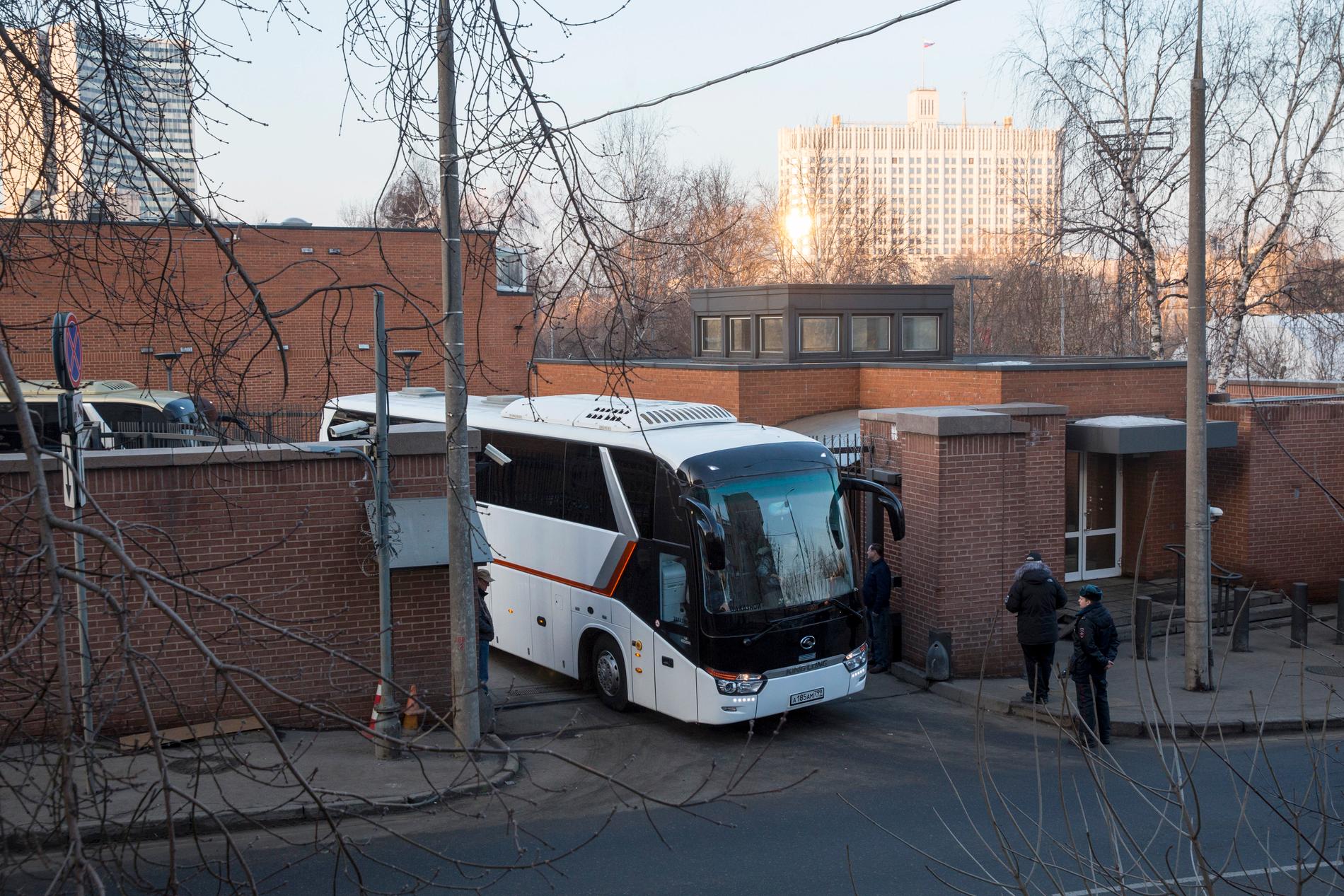 De utvisade amerikanska diplomaterna lämnar ambassaden i Moskva i bussar under torsdagsmorgonen.
