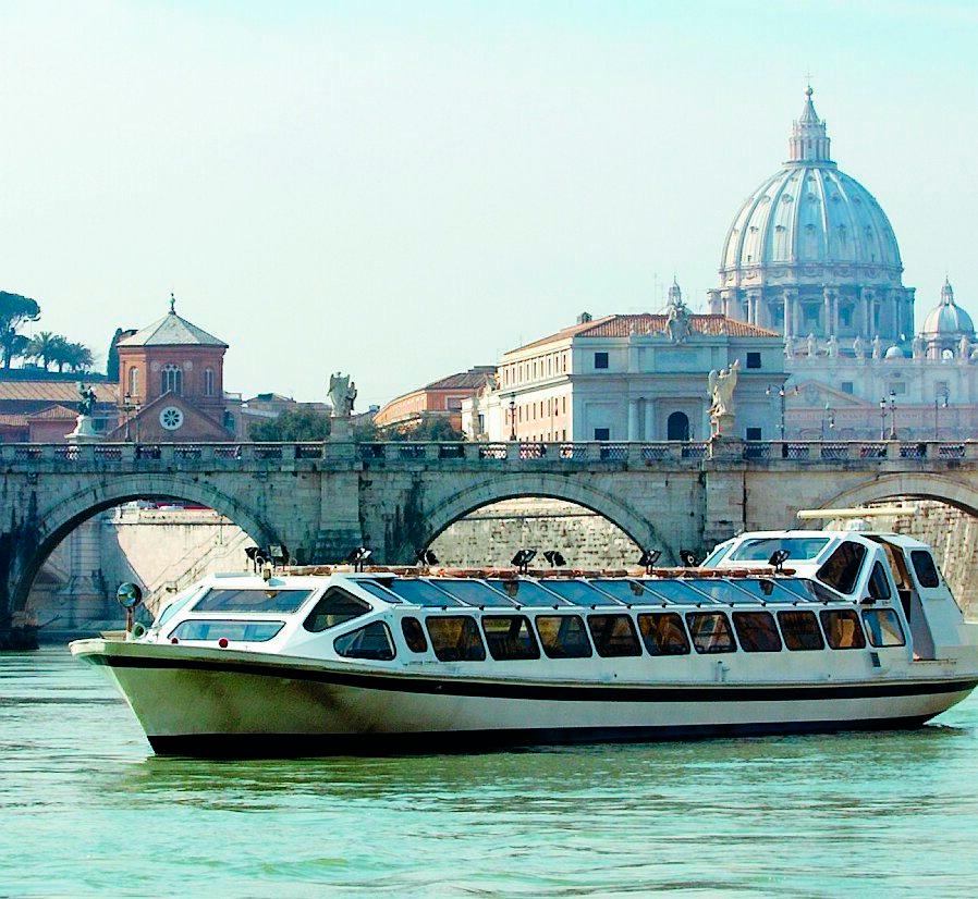 Hoppa på en båt i Tibern och upplev Rom från vattnet.