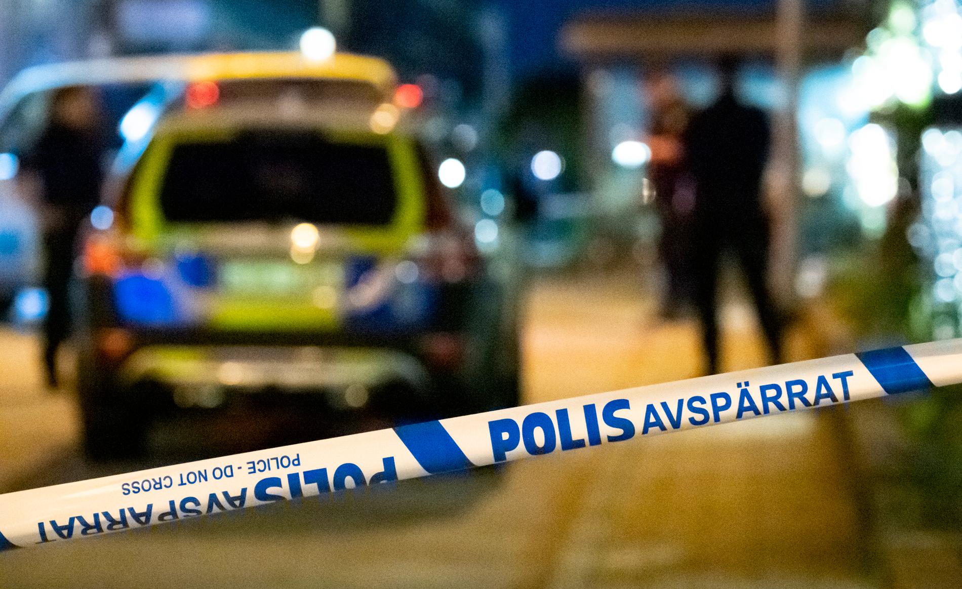 En källa uppger för Aftonbladet att hen tror att myndigheterna bryter mot häkteslagen. 