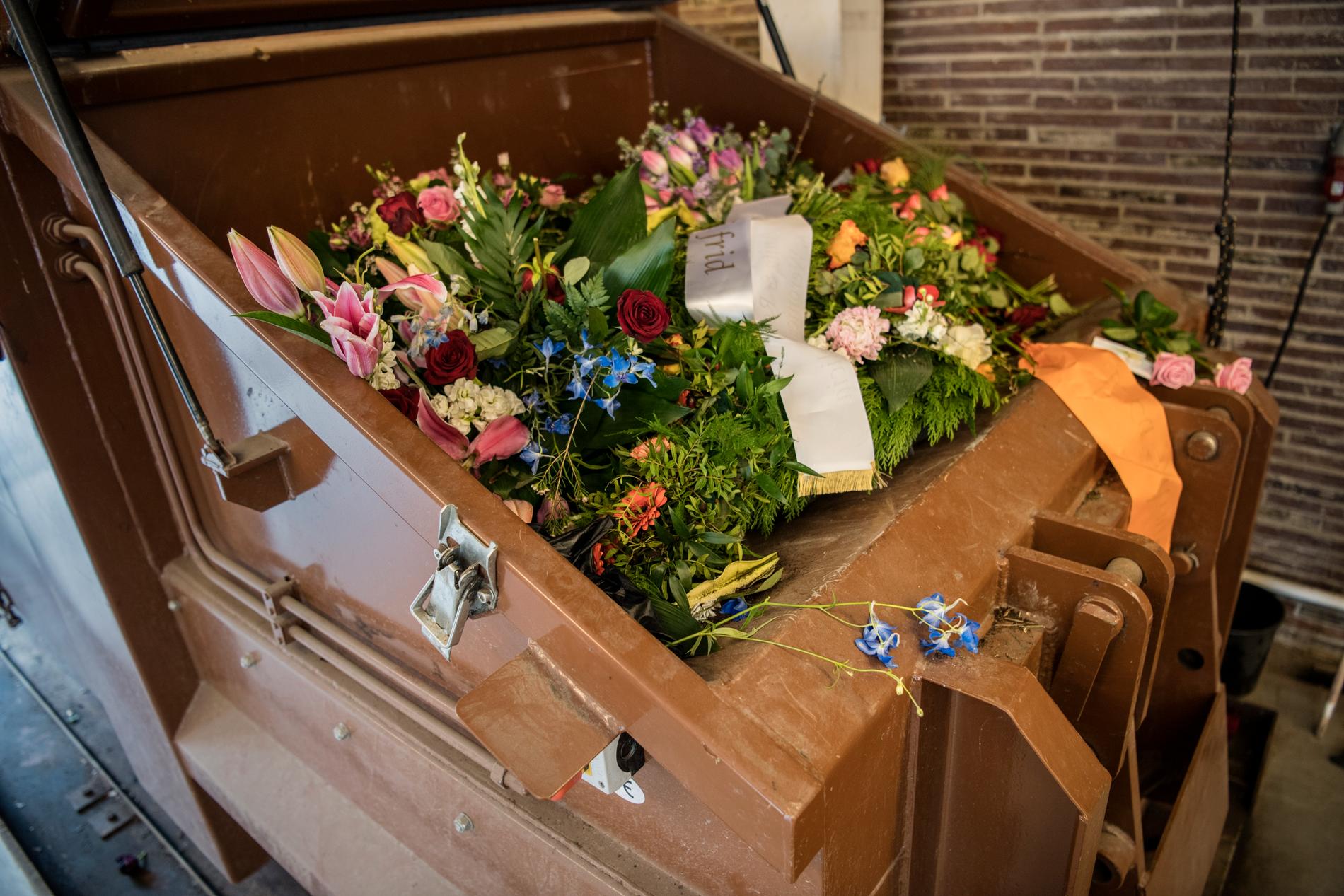 Bara i Stockholm fylls fem containrar i veckan med blommor från begravningar.