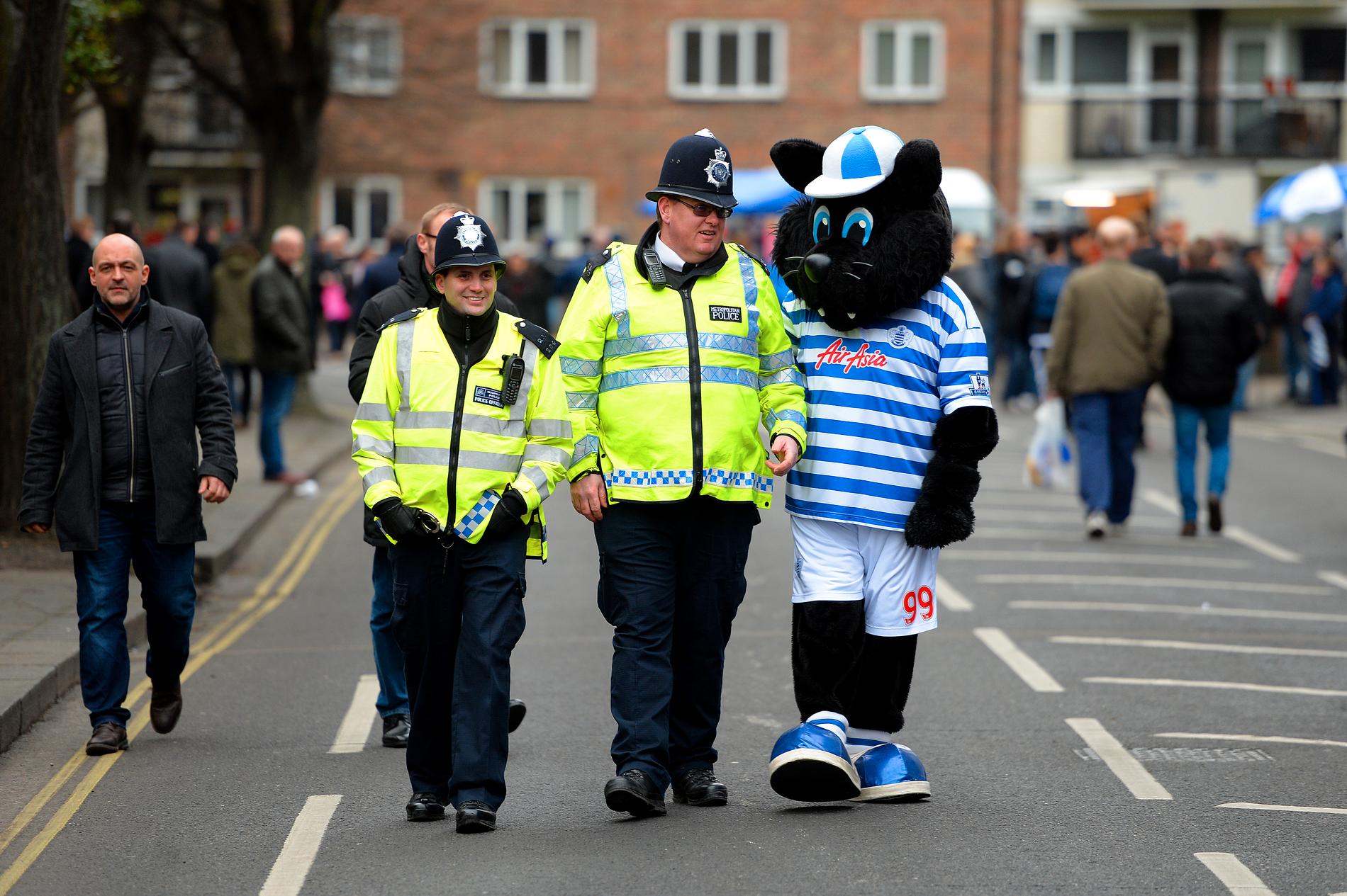 Queens Park Rangers maskot ”Jude the Cat” tillsammans med brittisk polis. 