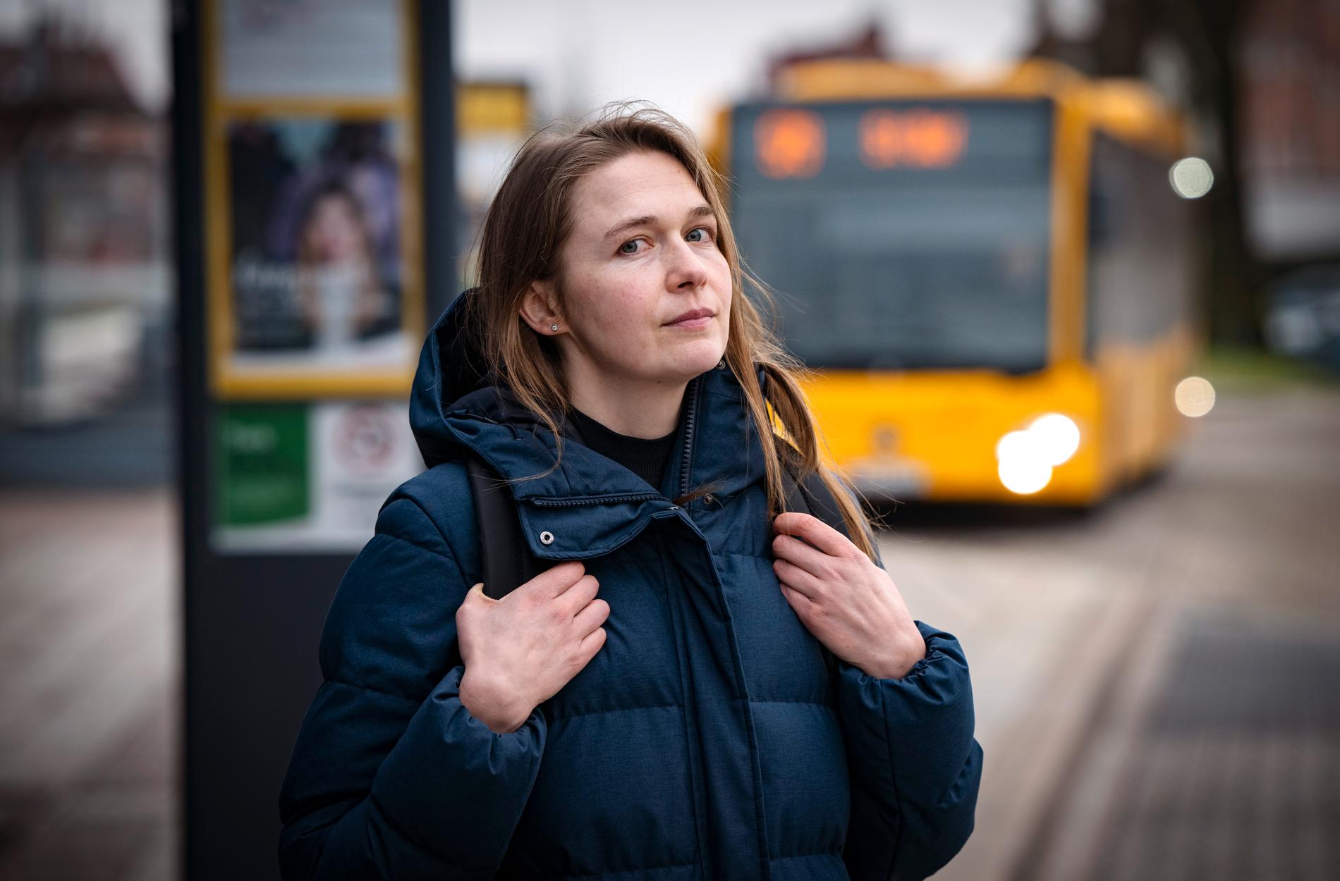 Skoldagen är slut. Mariia Zakharenko väntar på bussen mot Kivik vid buss- och tågstationen i Tomelilla.