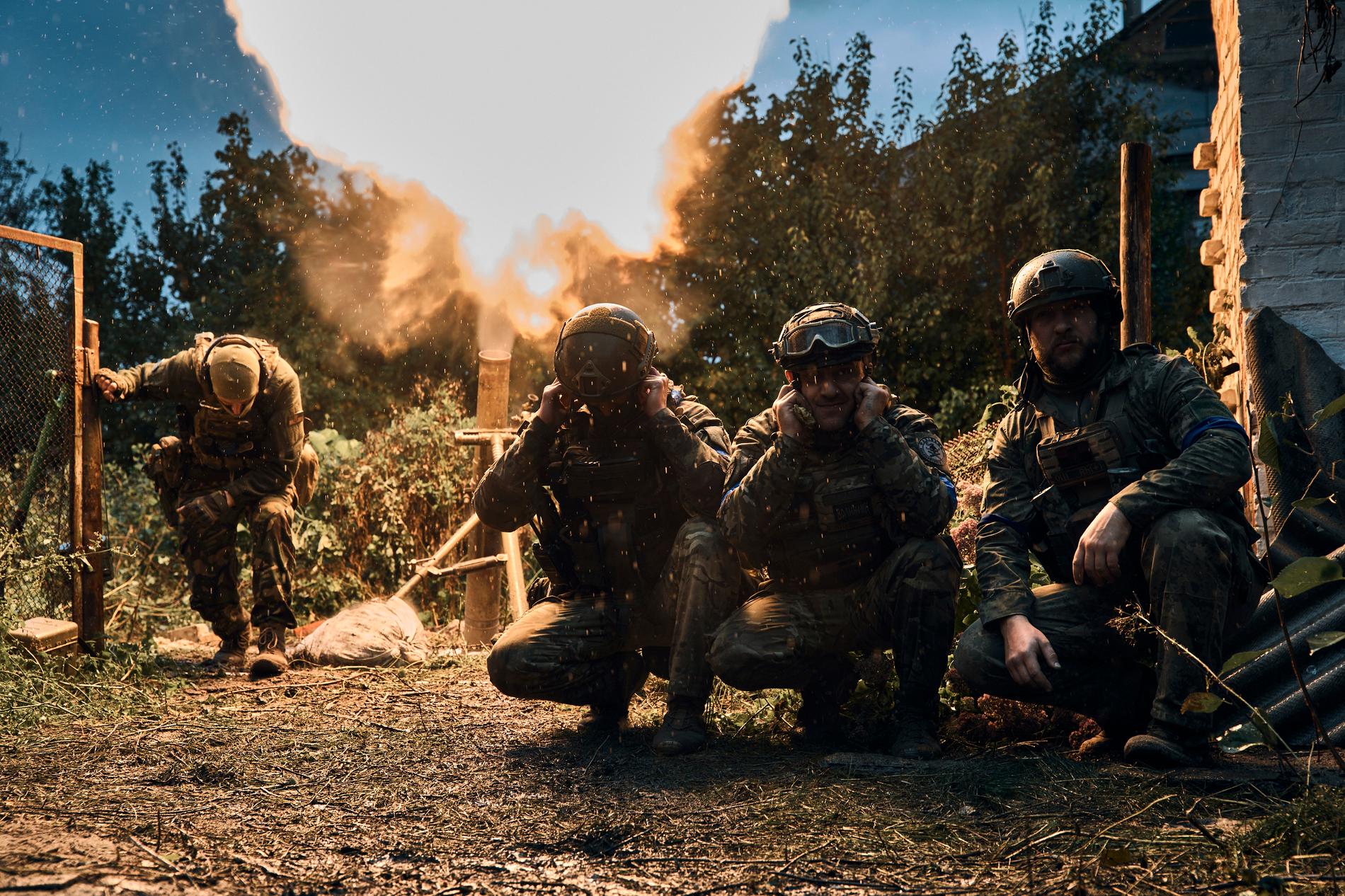 Ukrainska soldater tidigare i veckan i strider i Charkiv, nära befriade staden Kupjansk.