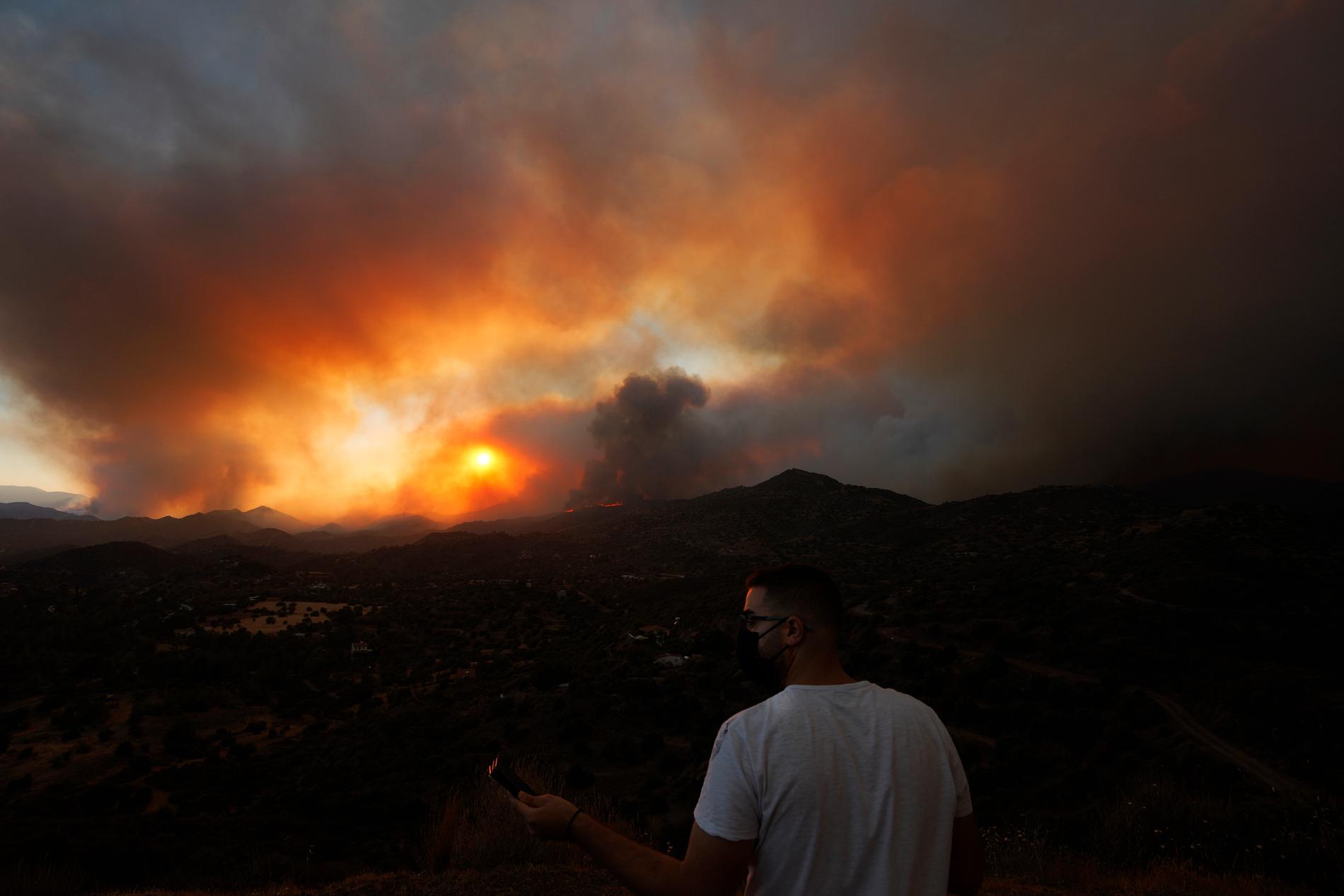 Den enorma branden rasar i bergen i Larnaca-regionen. Minst tre byar ha evakuerats och flera bostadshus har brunnit ner.
