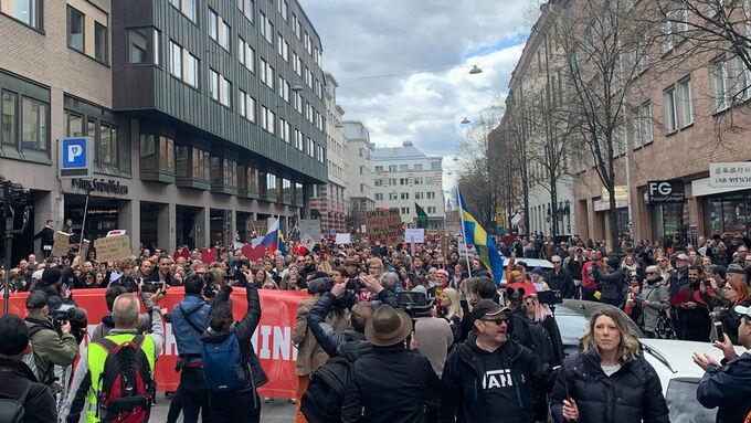 Hundratals restriktionskritiska samlades i Stockholm för att ”stå upp för frihet och sanning”.