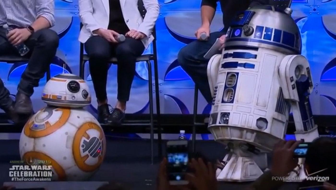 BB-8 möter R2D2 på Star Wars Celebration.