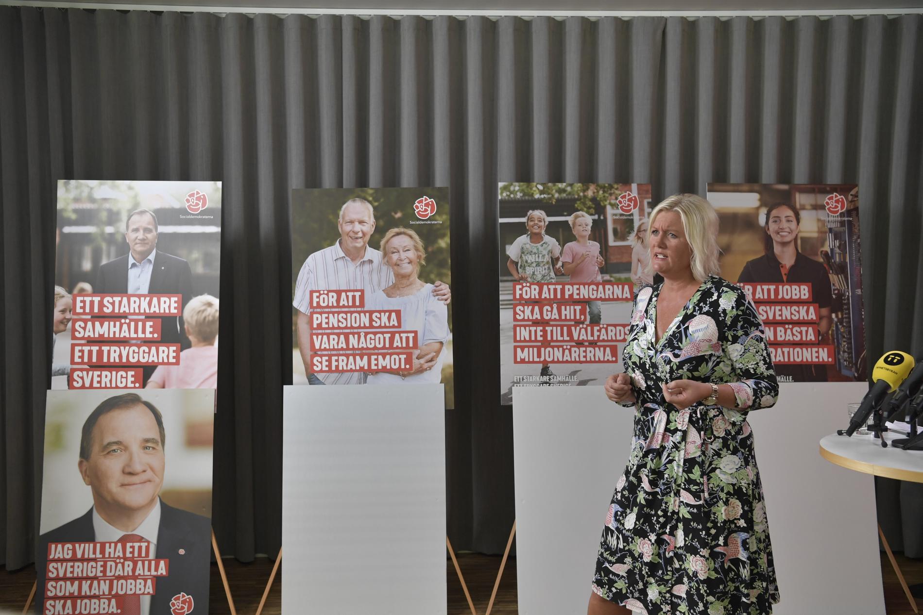 Lena Rådström Baastad presenterar affischerna för Socialdemokraternas valkampanj.