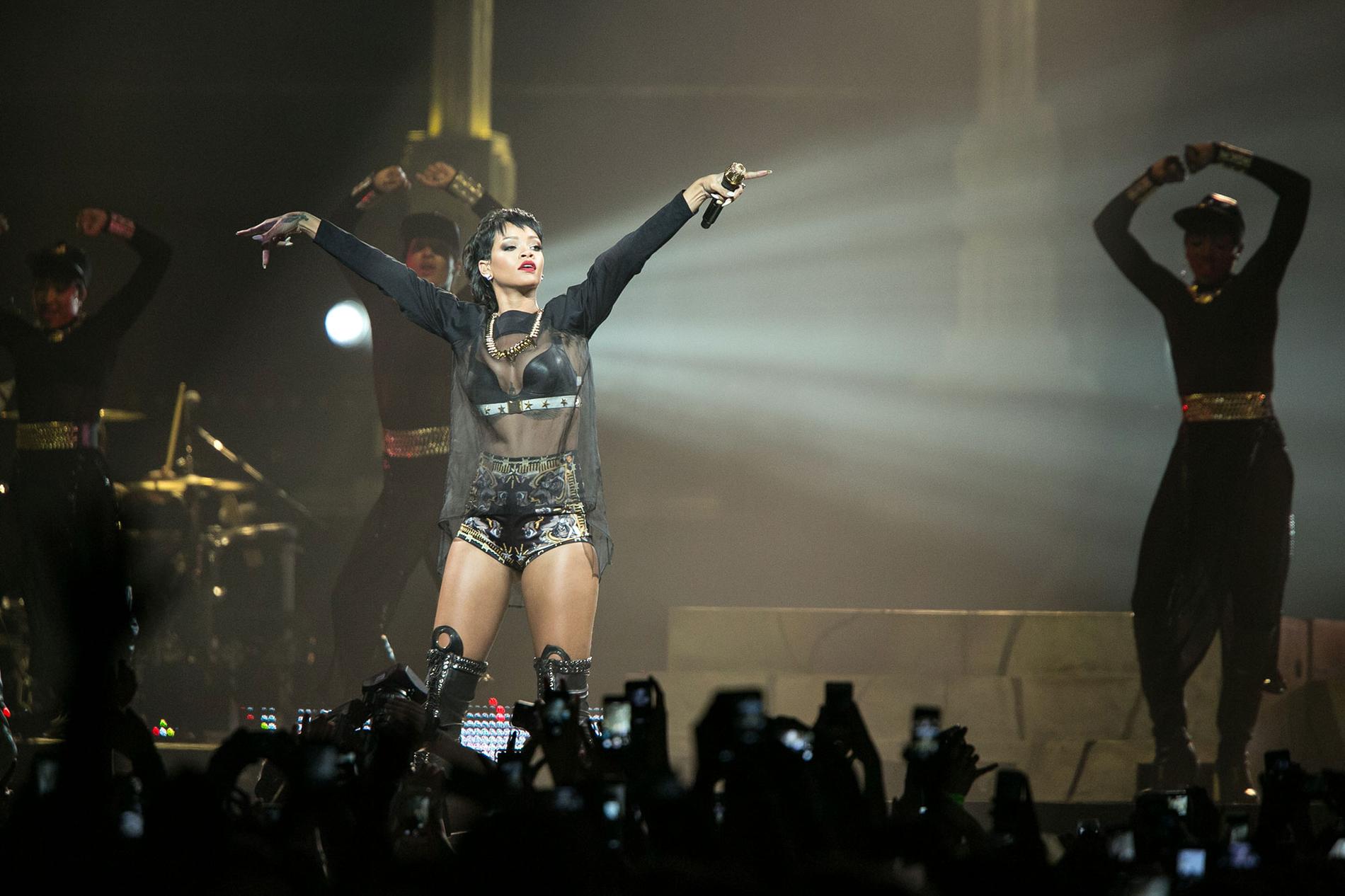 Rihanna är en av allt fler artister som vänder sig mot att hela tiden bli filmad av publiken. Här under en spelning i Australien 2013.