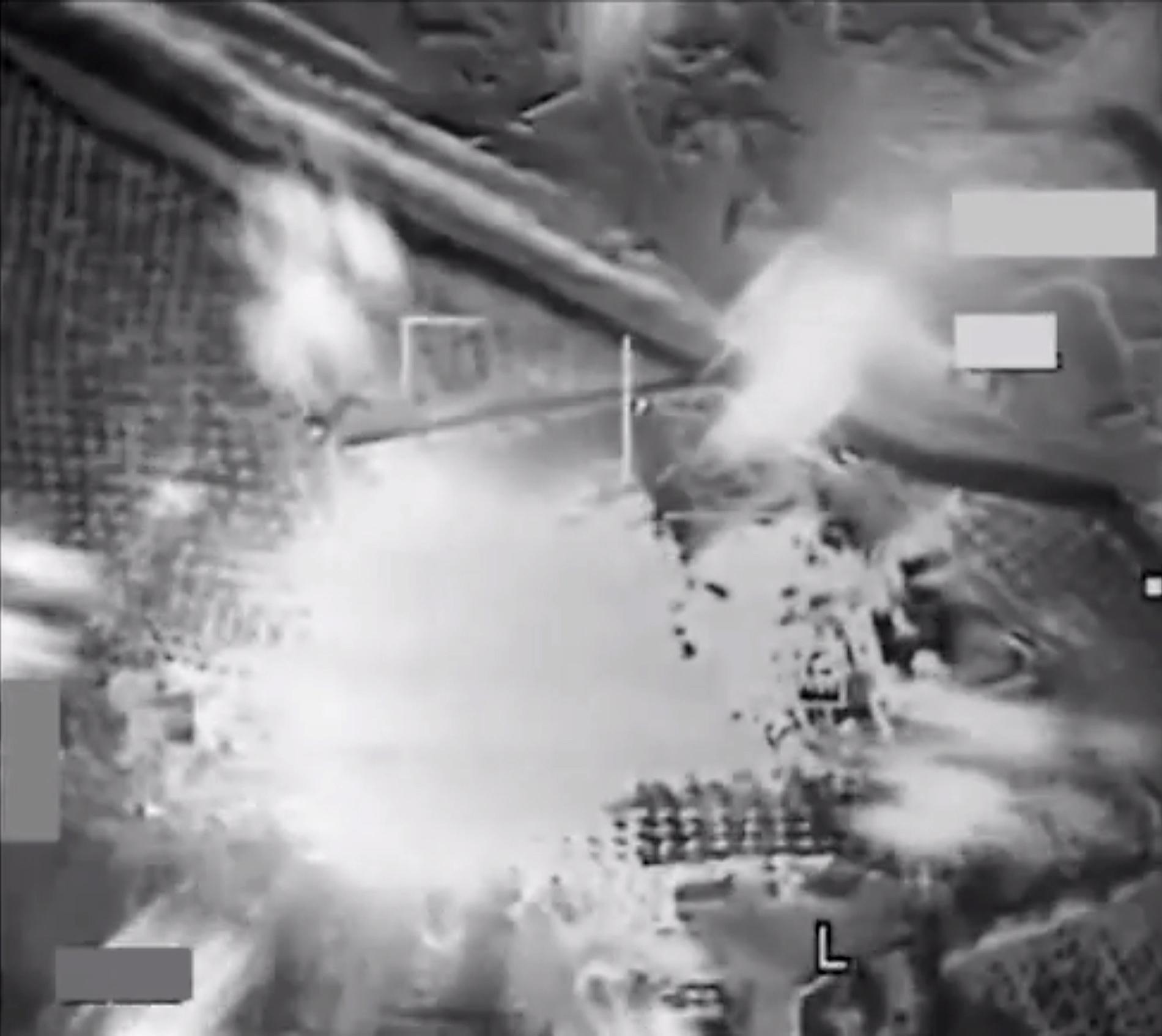Bild från USA:s centralkommando som visar bombningen av ett oljeraffinaderi i Syrien.