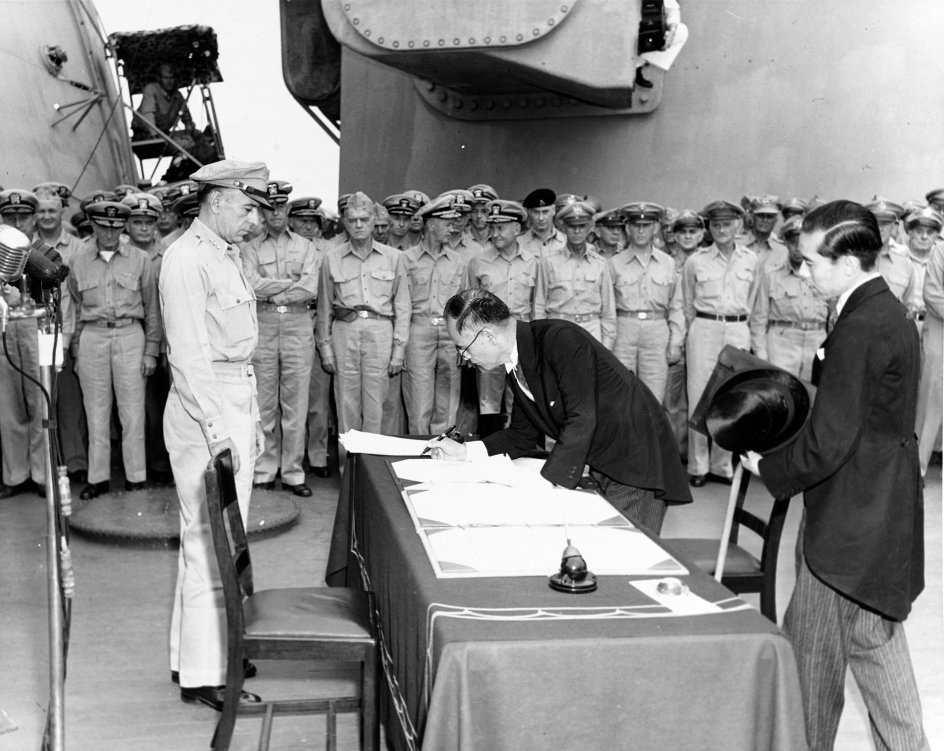 Japans utrikesminister Mamoru Shigemitsu undertecknar kapitulationsdokumenten.