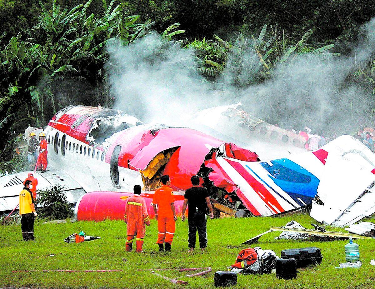 KASTADES I MARKEN Flygplanet störtade på den internationella landningsbanan i Phuket i går förmiddag. Överlevande upplevde att planet kastades i marken, där det slets i två delar och började brinna. Sent i natt avbröts räddningsarbetet. Då var de två svenska 19-åringarna ännu inte återfunna.