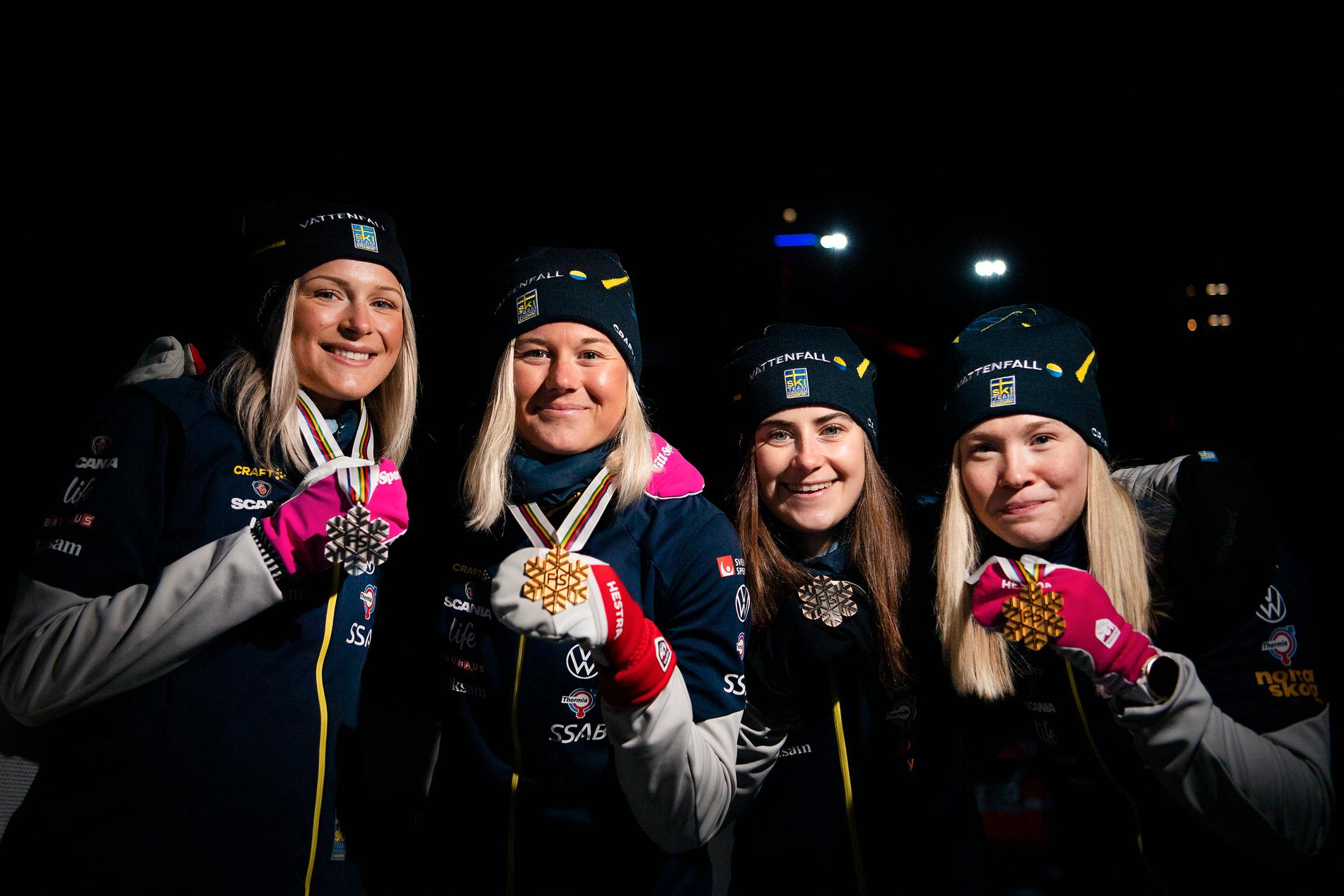 Frida Karlsson, Maja Dahlqvist, Ebba Andersson och Jonna Sundling visar upp medaljerna efter skid-vm.