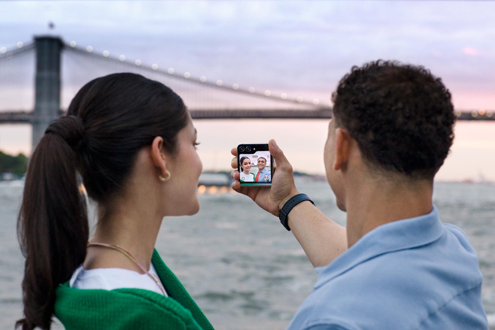 Ta selfies med den bakre kameran på Samsung Galaxy Z Flip5, och se resultatet live på frontskärmen. 