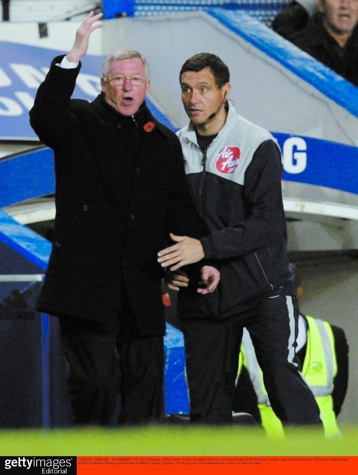 Rasande Sir Alex Ferguson var inte nöjd med förlusten och lugnas ner av fjärdedomaren.