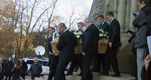 Ingemar Johanssons kista bärs ut ur Vasakyrkan efter begravningen.