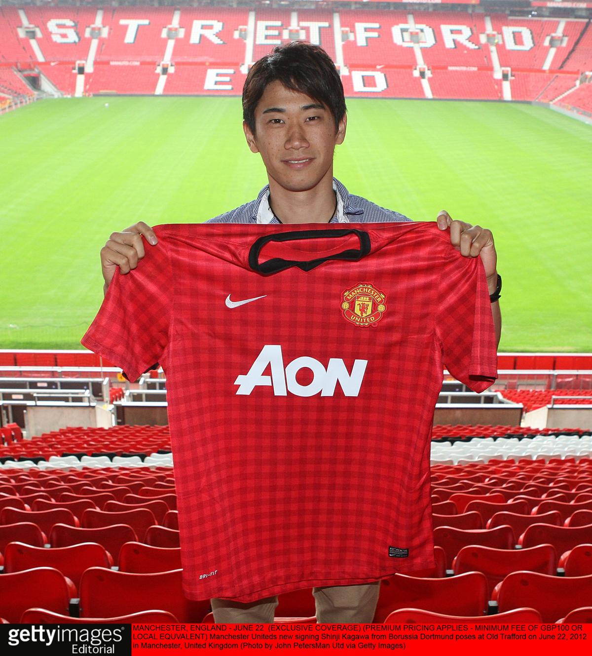 har skrivit på Shinji Kagawa, presenteras av Manchester United.