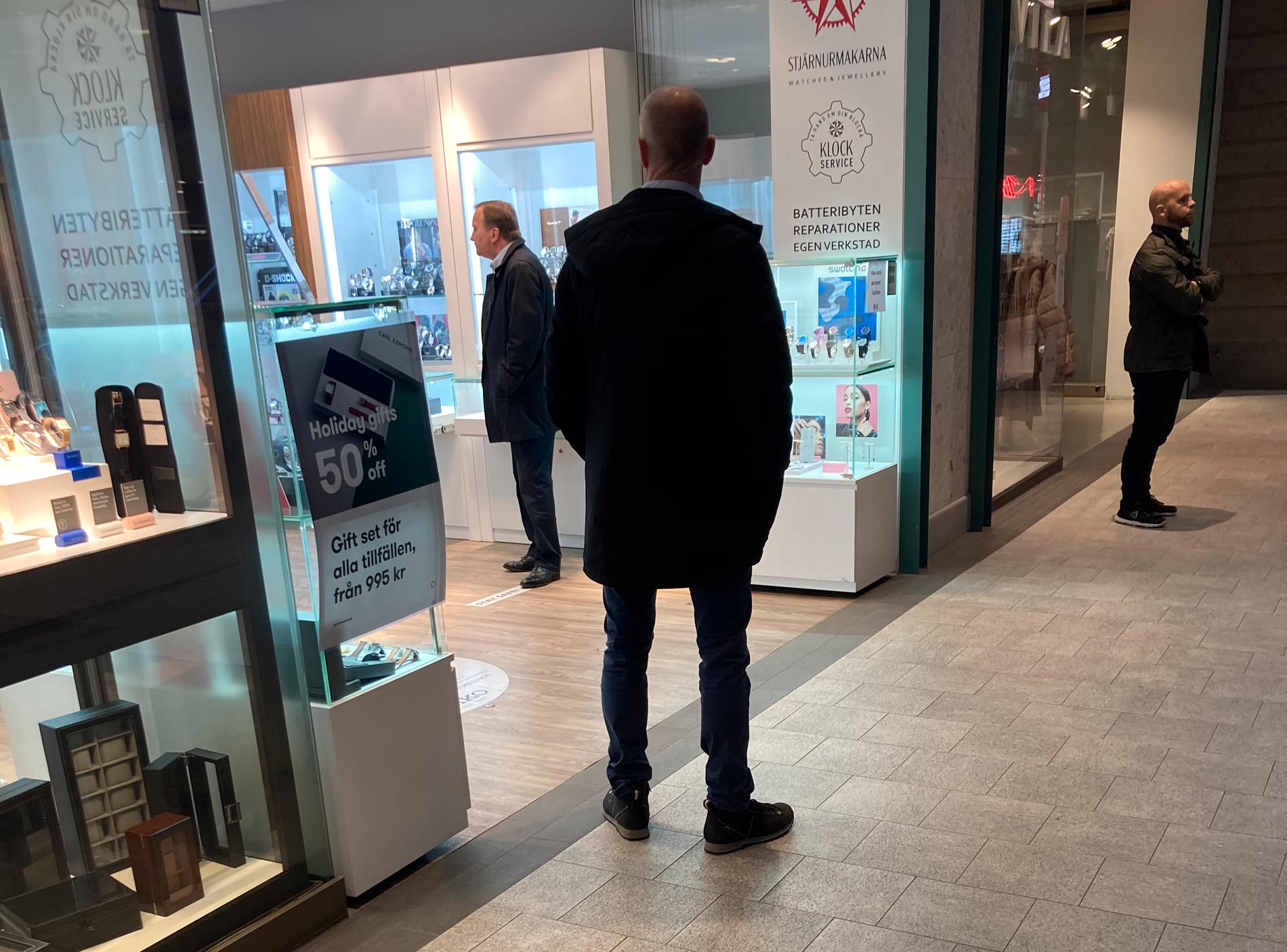  Stefan Löfven var ute och besökte Gallerian i Stockholm den 22 december efter att gått ut och varnat för trängsel och att man ska hålla sig ifrån köpcenter.